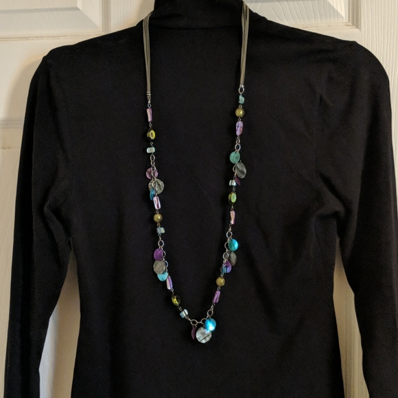 Jewelry - 🌺2/$10🌺 Dyed shell & bead necklace